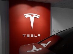 L'indagine di un'autorità tedesca potrebbe segnare il destino della funzione di cambio di corsia automatico di Tesla in Europa (Immagine: Milan Csizmadia)