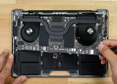 Apple ha apportato alcune modifiche interne all'ultimo MacBook Pro 14. (Fonte: iFixit)