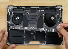 Apple ha apportato alcune modifiche interne all&#039;ultimo MacBook Pro 14. (Fonte: iFixit)