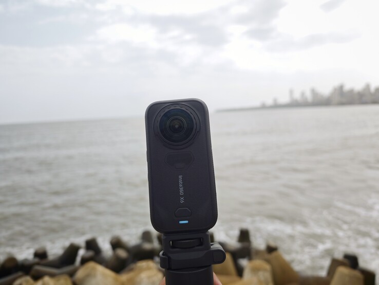 L’Insta360 X6 è dotata di due sensori quadrati Sony da 1/1,1 pollici realizzati su misura