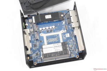 Interno di NucBox K12. La scheda WLAN M.2 rimovibile si trova sotto l'SSD primario
