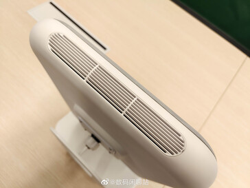 Il leaker Digital Chat Station sostiene di aver fotografato il Motorola Space Charger da più angolazioni. (Fonte: Digital Chat Station via Weibo)