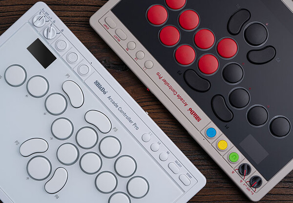 L'8BitDo Arcade Controller Pro è disponibile in due colori.