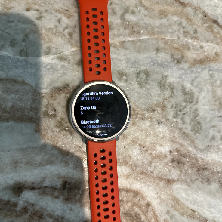 Una foto di un utente mostra che lo smartwatch Active 2 funziona con Zepp OS 5 dopo l'ultimo aggiornamento. (Fonte immagine: u/zztop81 via Reddit)