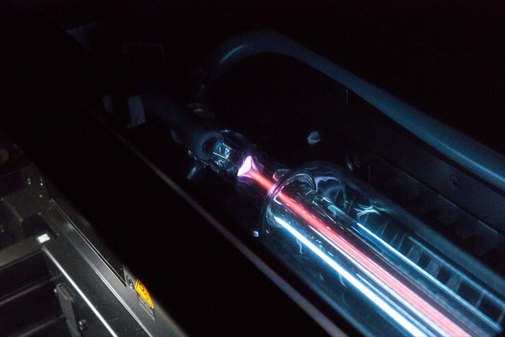 Un bel tocco: Il raggio laser è visibile, soprattutto a potenze più elevate (nota: Le pellicole protettive sulle coperture non sono state rimosse)