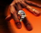 Una persona che indossa al dito l’orologio smart Casio CRW-H001M-8, mettendo in risalto il suo display digitale compatto e la struttura in metallo.