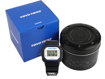 L'orologio Casio G-Shock DW5600TT25-1 esposto con la sua scatola blu Toyo Tires e la scatola di metallo personalizzata.