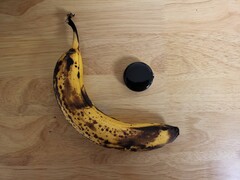 Il Pixel Watch con una banana per la scala. (Fonte immagine: u/tagtech414)