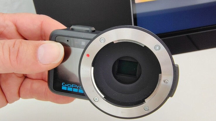 Questo campione usato e maltrattato di GoPro Mission 1 Pro ILS mostra il sensore da 1 pollice esposto e impolverato.