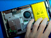 Il Nintendo Switch 2 con una batteria di terze parti da 8.000 mAh installata. (Fonte: Naga)