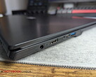 Computer portatile con connettore cilindrico accanto a due porte USB-C