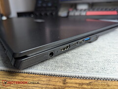 Computer portatile con connettore cilindrico accanto a due porte USB-C