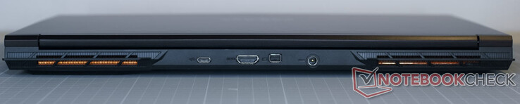 USB-C 3.2 Gen2×1 (senza funzioni aggiuntive); HDMI 2.1 (con HDCP 2.3); Mini DisplayPort 1.4; connettore alimentatore;