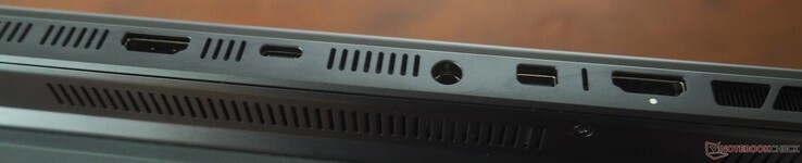 Posteriore: HDMI 2.1, USB-C 4 (DP 2.1, 140 W PD), alimentazione, Mini-DisplayPort 2.1 (dGPU), HDMI 2.1 (dGPU)
