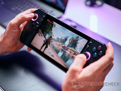 AFMF 2.1 è ora disponibile su ROG Ally e sul più recente ROG Ally X, nella foto. (Fonte: Notebookcheck)