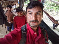 David Good visita sua madre (di spalle) nel suo villaggio e ricerca il trattamento delle malattie croniche (immagine: Fondazione Yanomami)