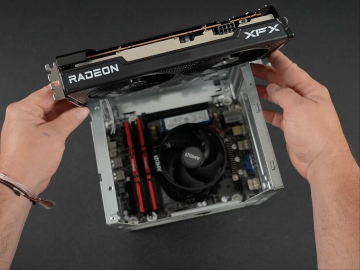 La GPU desktop Radeon RX 6600 si dimostra troppo grande per essere inserita nel mini-PC ispirato alla Steam Machine. (Fonte immagine: ETA Prime su YouTube)