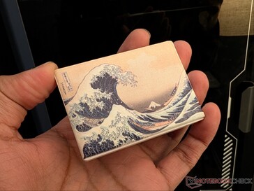 Immagine in rilievo (di John tramite eufyMake Studio) su magnete da frigo in ceramica (2).