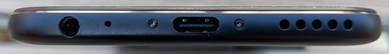 Lato inferiore: jack cuffie, microfono, porta USB-C, cassa