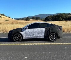 La Model Y Performance 2026 in camuffamento da mulo di prova. (Fonte: ConfidentImage4266/Reddit)