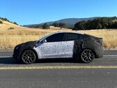La Model Y Performance 2026 in camuffamento da mulo di prova. (Fonte: ConfidentImage4266/Reddit)