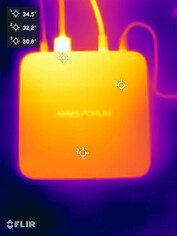 Minisforum AI X1 durante lo stress test (lato superiore)