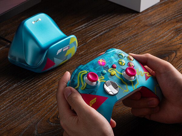 il dock di ricarica a marchio Forza di 8BitDo si abbina perfettamente al controller wireless Xbox Forza Horizon 6 Limited Edition.