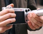 RetroVa, dai creatori del kit fotocamera Vivo X300 Pro, dovrebbe trasformare l'iPhone 16 Pro, l'iPhone 17 Pro e persino l'iPhone 18 Pro in una vera fotocamera con un teleconvertitore.