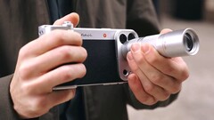 RetroVa, dai creatori del kit fotocamera Vivo X300 Pro, dovrebbe trasformare l'iPhone 16 Pro, l'iPhone 17 Pro e persino l'iPhone 18 Pro in una vera fotocamera con un teleconvertitore.