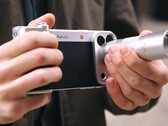 RetroVa, dai creatori del kit fotocamera Vivo X300 Pro, dovrebbe trasformare l'iPhone 16 Pro, l'iPhone 17 Pro e persino l'iPhone 18 Pro in una vera fotocamera con un teleconvertitore.