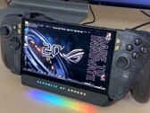 Asus ROG Ally X20 ha un guscio traslucido.