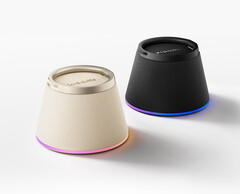 L’altoparlante si aggancia magneticamente al retro di uno smartphone con ricarica wireless, compresi gli iPhone, e lo sostiene fungendo da supporto.