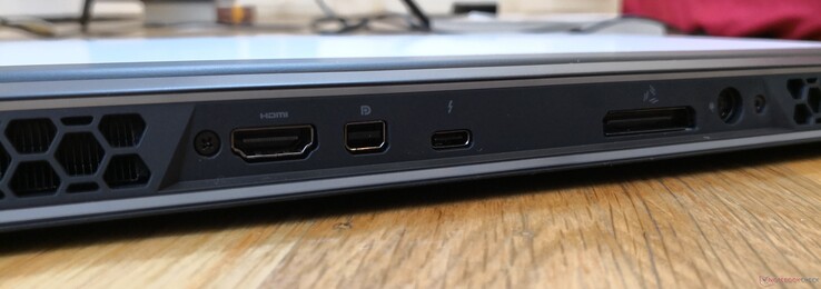 Lato Posteriore: HDMI 2.0b, mini-DisplayPort 1.4, USB Type-C + Thunderbolt 3, Amplificatore grafico Alienware, alimentazione