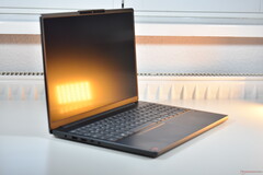 Il Lenovo IdeaPad Slim 3 15Q8X10 con il Qualcomm Snapdragon X (fonte immagine: Benjamin Herzig/Notebookcheck)