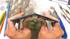 Il Samsung Galaxy Z Fold8 mostra molti dei punti deboli tipici dei dispositivi pieghevoli nel test di resistenza condotto da JerryRigEverything, ma supera il test di flessione.