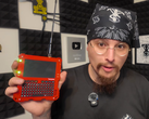 Kal tiene in mano il ponte radio LoRa.