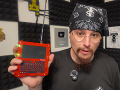 Kal tiene in mano il ponte radio LoRa.