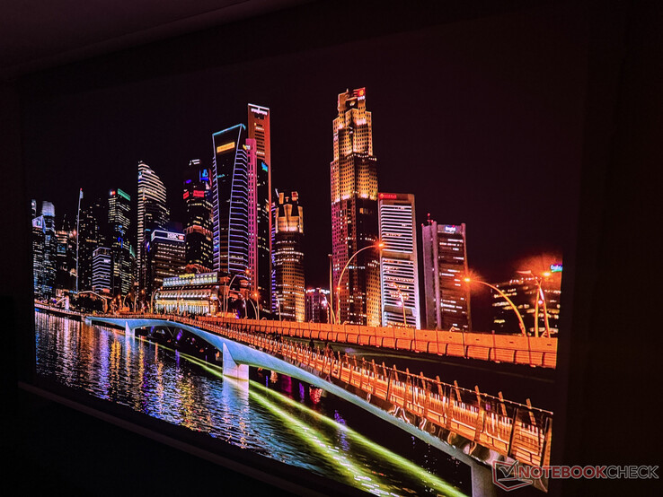 La qualità dell'immagine di Valerion VisionMaster Max in una stanza buia è impressionante