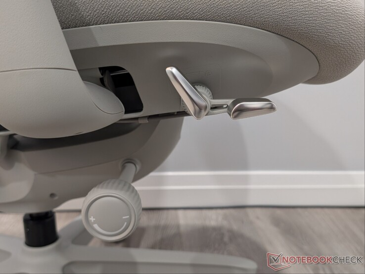 Reclinazione, regolazione dell'altezza del sedile e manopola di tensione dello schienale.