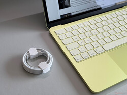 In Europa, la confezione contiene solo un cavo USB.