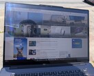 Il display extra-luminoso di Lenovo Pro 9 16 Aura è più utilizzabile all'aperto rispetto ad altri computer portatili