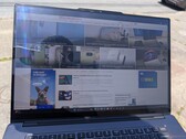 Il display extra-luminoso di Lenovo Pro 9 16 Aura è più utilizzabile all'aperto rispetto ad altri computer portatili