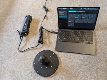 Sermoon S1 collegato a un MacBook Air con soggetto su giradischi Creality (venduto separatamente)