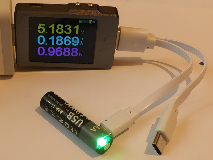 Ricarica a 0,99 W. A questa velocità, una batteria da 13.800 mAh e 1,5 V impiegherebbe 20 ore per ricaricarsi. Immagine ingrandita con iloveimg.com