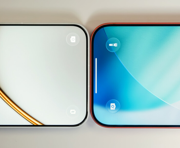 Il OnePlus 15T (a sinistra) a confronto con l'iPhone 17 Pro (a destra).