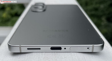 In basso: altoparlante, USB-C 3.2 Gen.1, microfono, dual-SIM