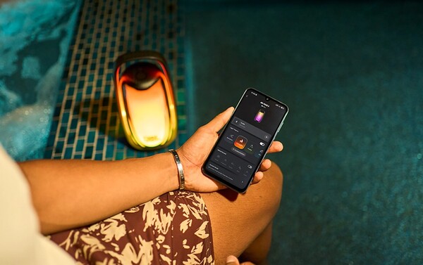 L’app JBL One può essere utilizzata per regolare l’equalizzatore e modificare le luci.