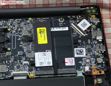 Spazio per un secondo SSD M.2, la RAM è saldata e non può essere aggiornata.