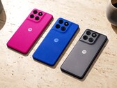 Il Moto G77 Power è disponibile con un pannello posteriore nei colori rosa, blu o grigio.