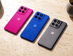 Il Moto G77 Power è disponibile con un pannello posteriore nei colori rosa, blu o grigio.